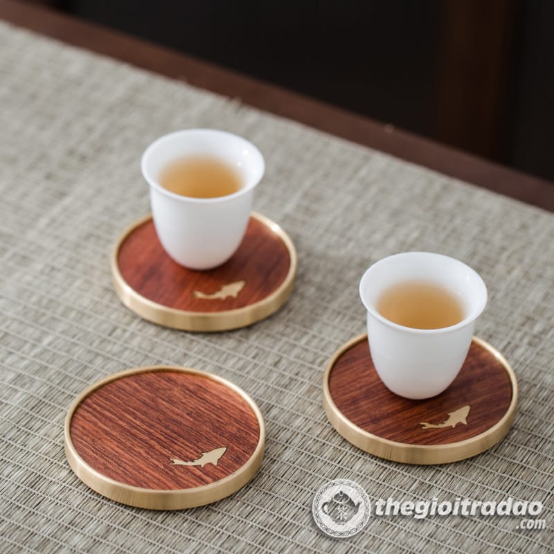 Bộ Lót Chén Trà, Ly Trà Tử Sa Họa Tiết Cá Bằng Gỗ Bọc Đồng 23 bo lot chen tra, ly tra tu sa bang go boc dong cao cap-247012218-18
