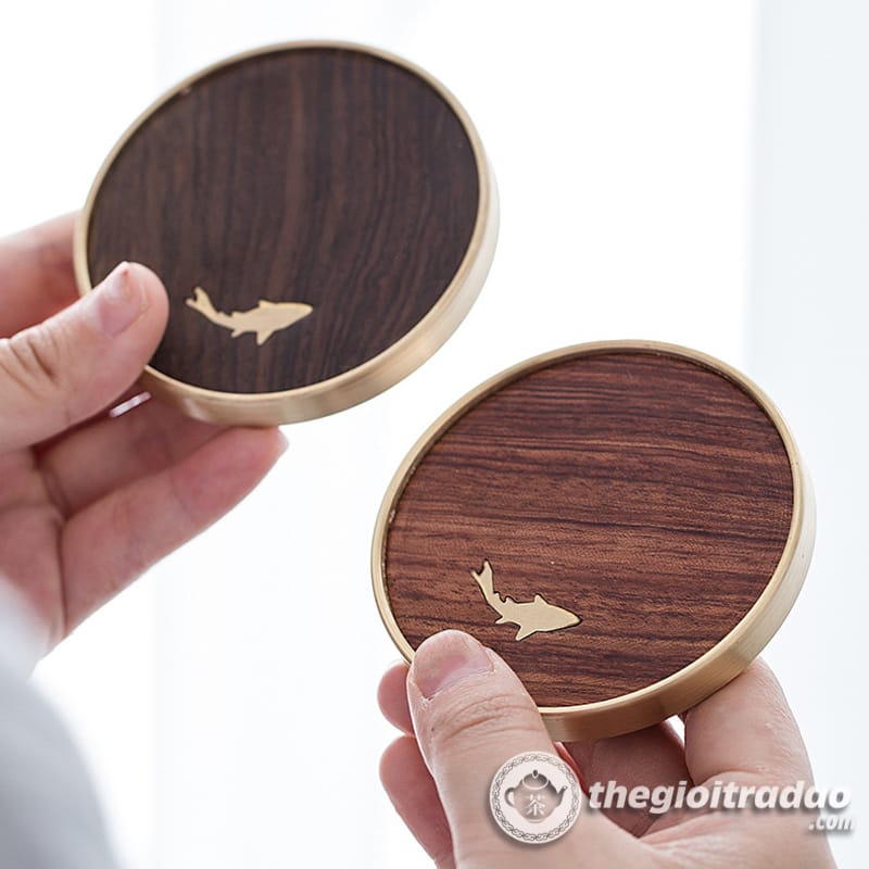 Bộ Lót Chén Trà, Ly Trà Tử Sa Họa Tiết Cá Bằng Gỗ Bọc Đồng 13 bo lot chen tra, ly tra tu sa bang go boc dong cao cap-247012218-8