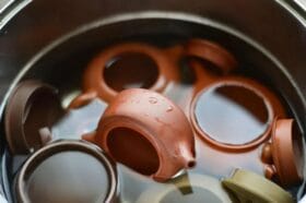 Khai ấm cũng giúp loại bỏ các tạp chất còn sót lại bên trong ấm, giúp trà ngon hơn.