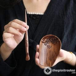 Bộ Cung Nhãn Trà Khắc Hoa Mai Gỗ Óc Chó 6 Bo cung nhan tra khac hoa mai go oc cho ben dep