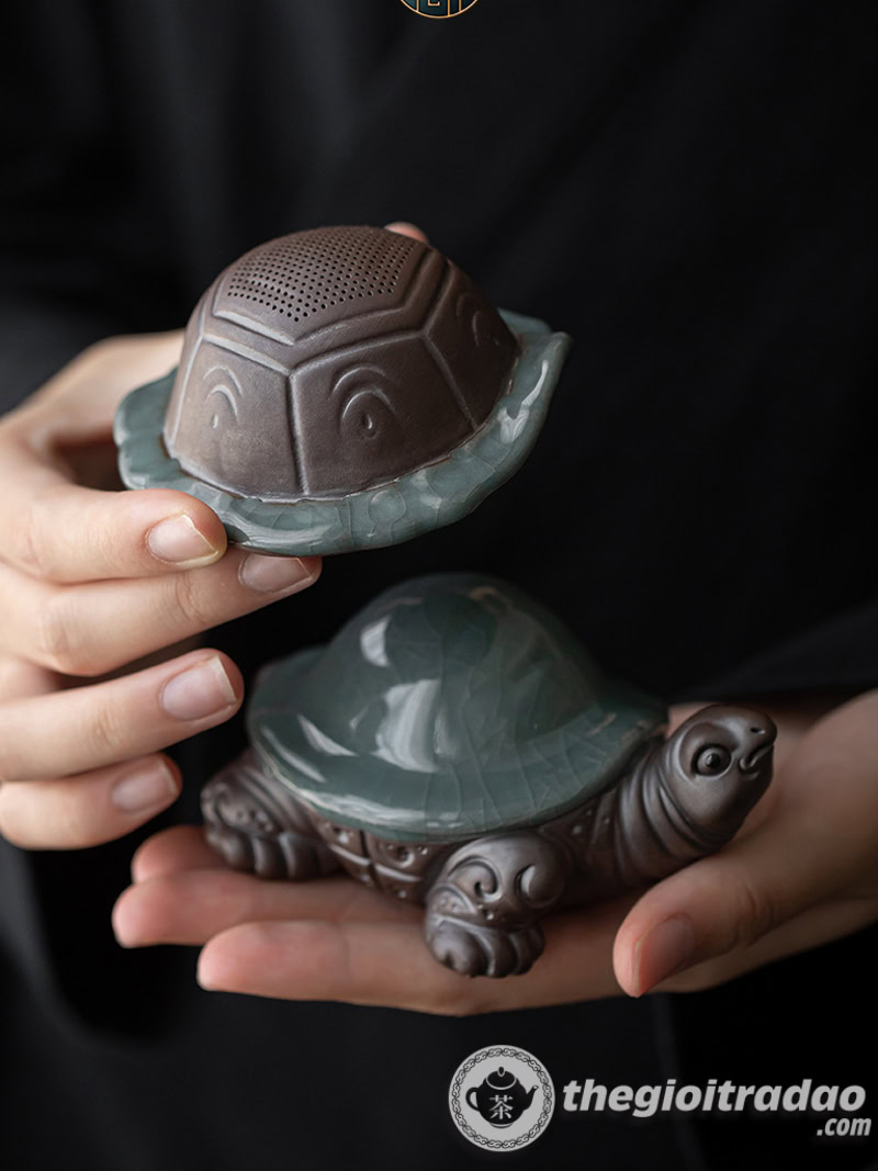 Bộ Lọc Trà Gốm Hình Con Rùa, Dụng Cụ Lọc Trà Độc Đáo 10 bo-loc-tra-gom-hinh-con-rua-loc-tra-vao-chen-tong.jpg